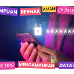 Gambar berisi perempuan sedang memasang password pada ponselnya, mengilustrasikan upaya perlindungan data pribadi.
