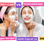 Gambar berisi remaja perempuan sedang menggunakan produk perawatan kulit, mengilustrasikan praktik self-care
