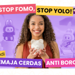 Gambar berisi perempuan sedang memegang tabungan dalam keadaan tersenyum, mengilustrasikan remaja yang bebas dari jeratan FOMO.