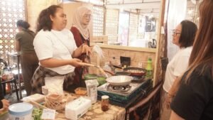 Cooking demo Cilok Bayam dan Wopperagu di booth Indonesia