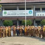 Foto bersama dengan dewan guru SMAN 14 Kota Tangerang
