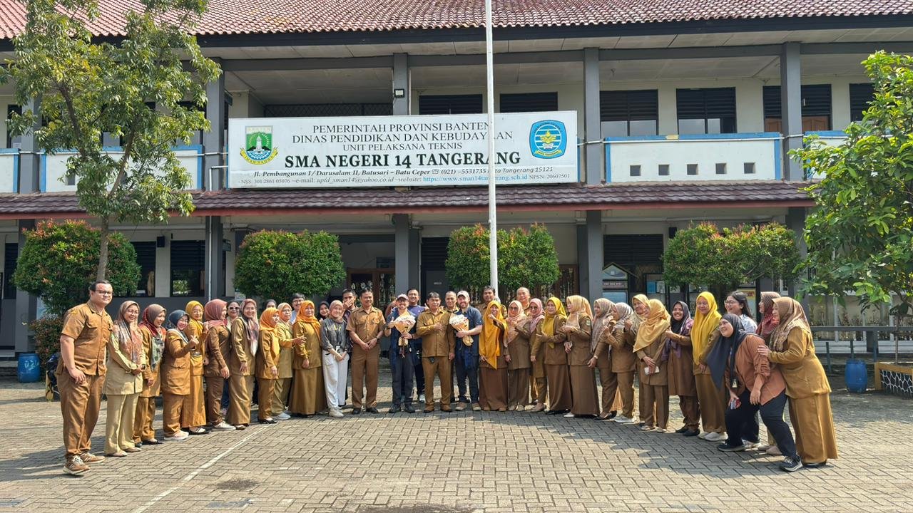 Foto bersama dengan dewan guru SMAN 14 Kota Tangerang
