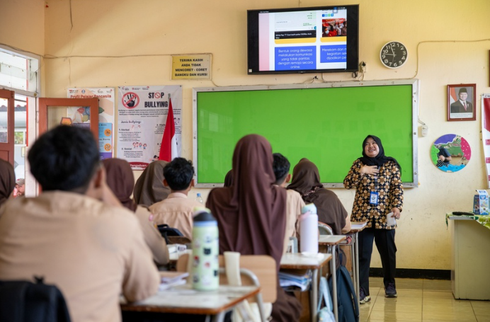 guru mengajarkan kespro kepada para siswa - healtheroes.id