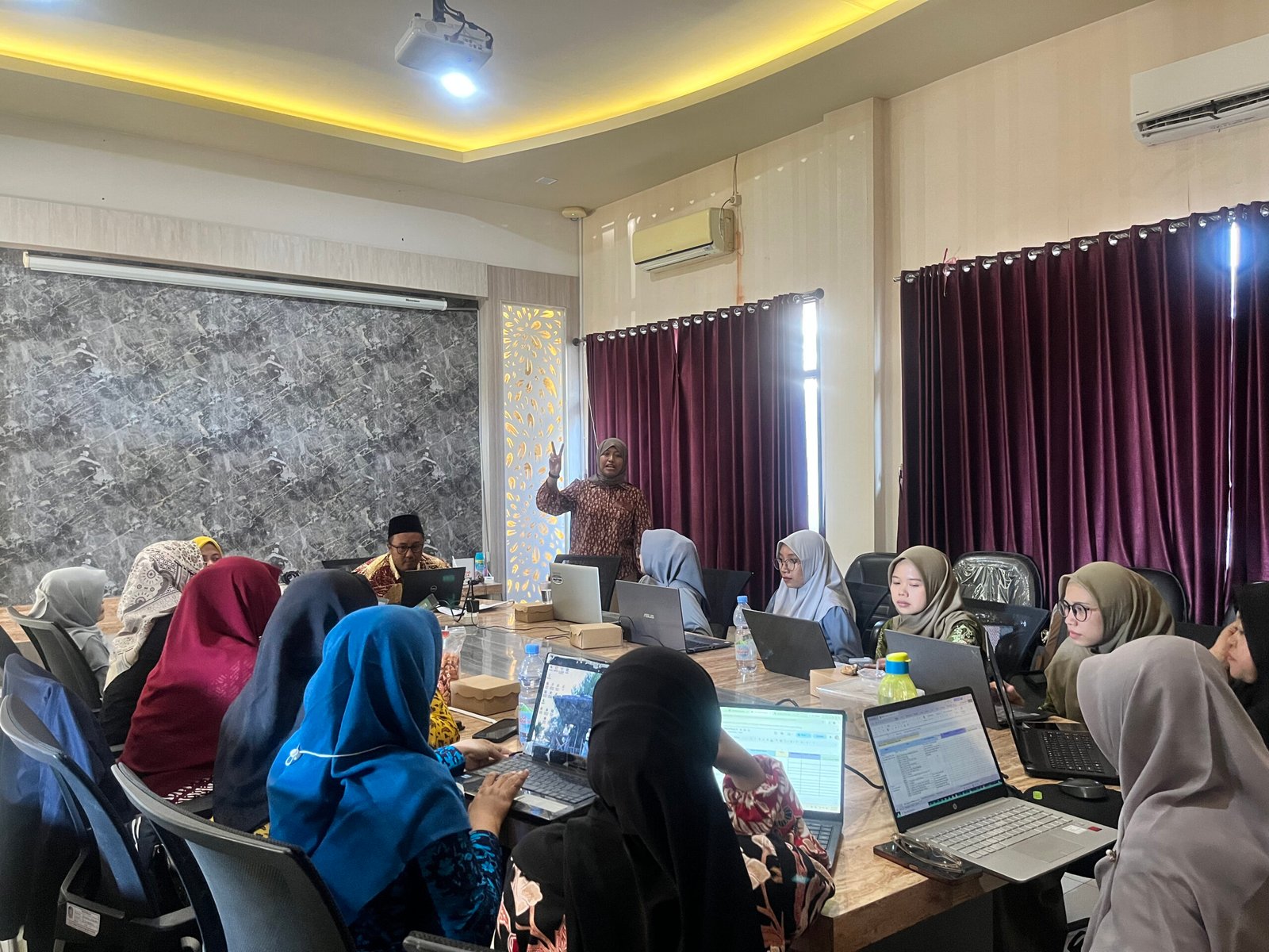 guru-guru banyuwangi mengajar kespro - healtheroes.id.jpg
