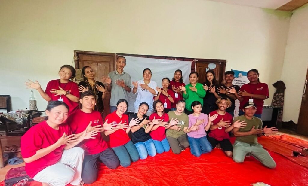 Foto bersama orang muda komunitas tuli dalam kegiatan edukasi pangan lokal yang lebih inklusif di Labuan Bajo - healtheroes.id