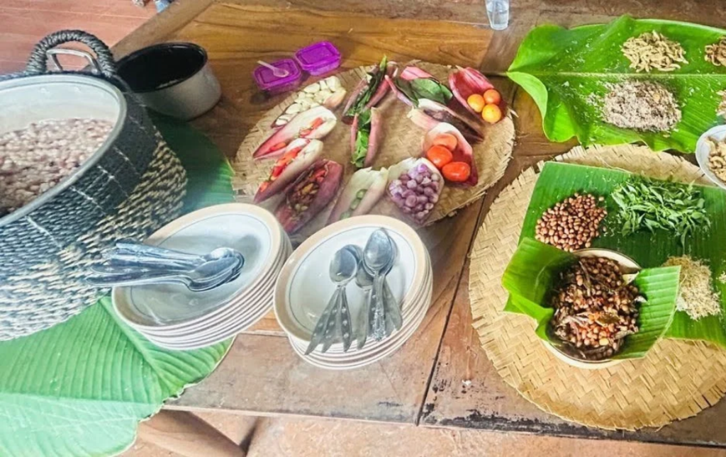 Ini Meja makan yang berisi bahan pangan lokal, mulai dari perbumbuan, biji-biijian, labu, hingga hidangan olahan dari pangan lokal